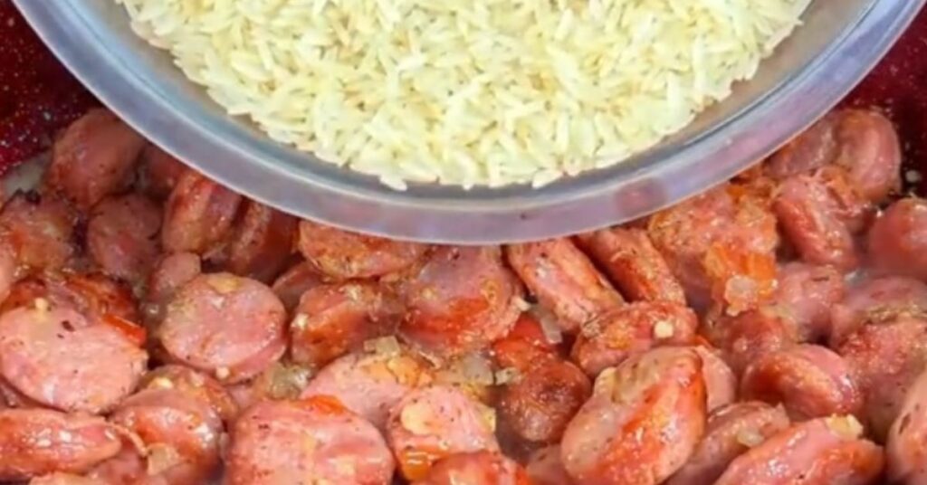 Panela com Linguiça prestes para receber arroz