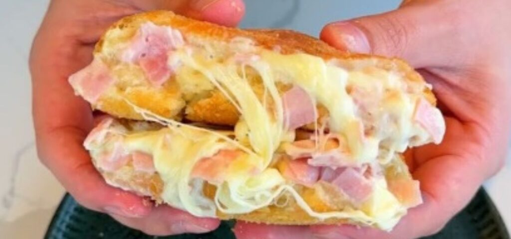 Bomba aberto de queijo e presunto