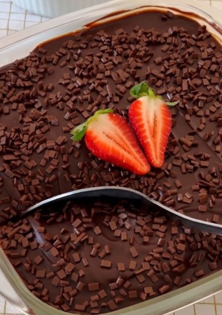 Sobremesa Gelada de Creme de morango e chocolate