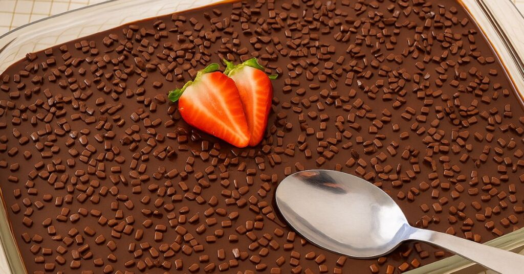 Sobremesa Gelada de Creme com Morango e Chocolate