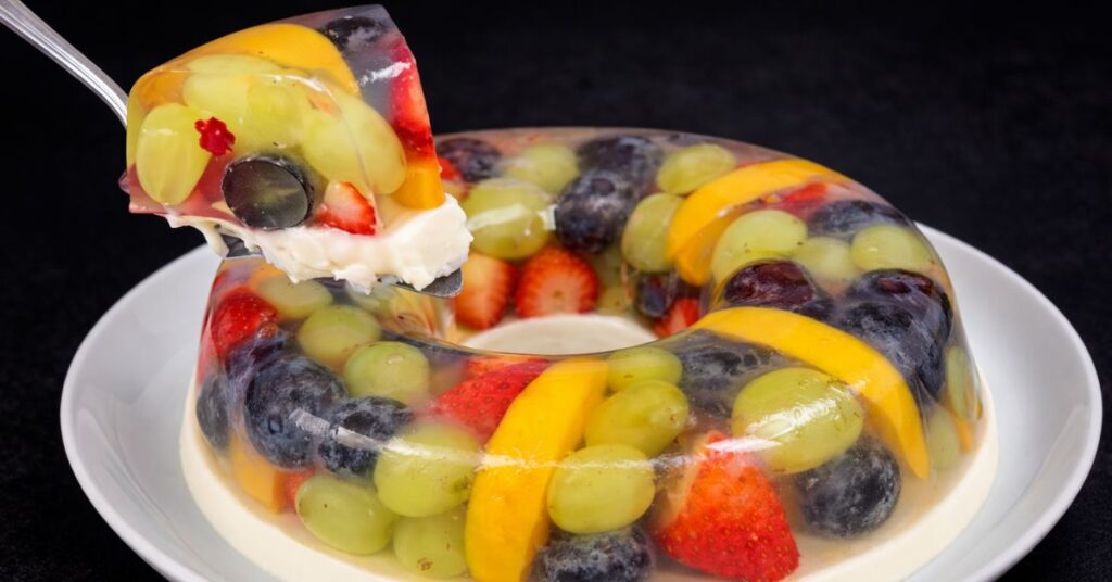 Gelatina com Frutas e Creme